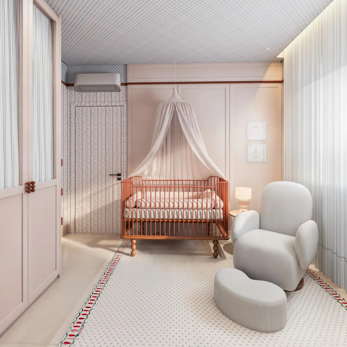 Quarto de bebê com guarda-roupa planejado e painel ripado claro