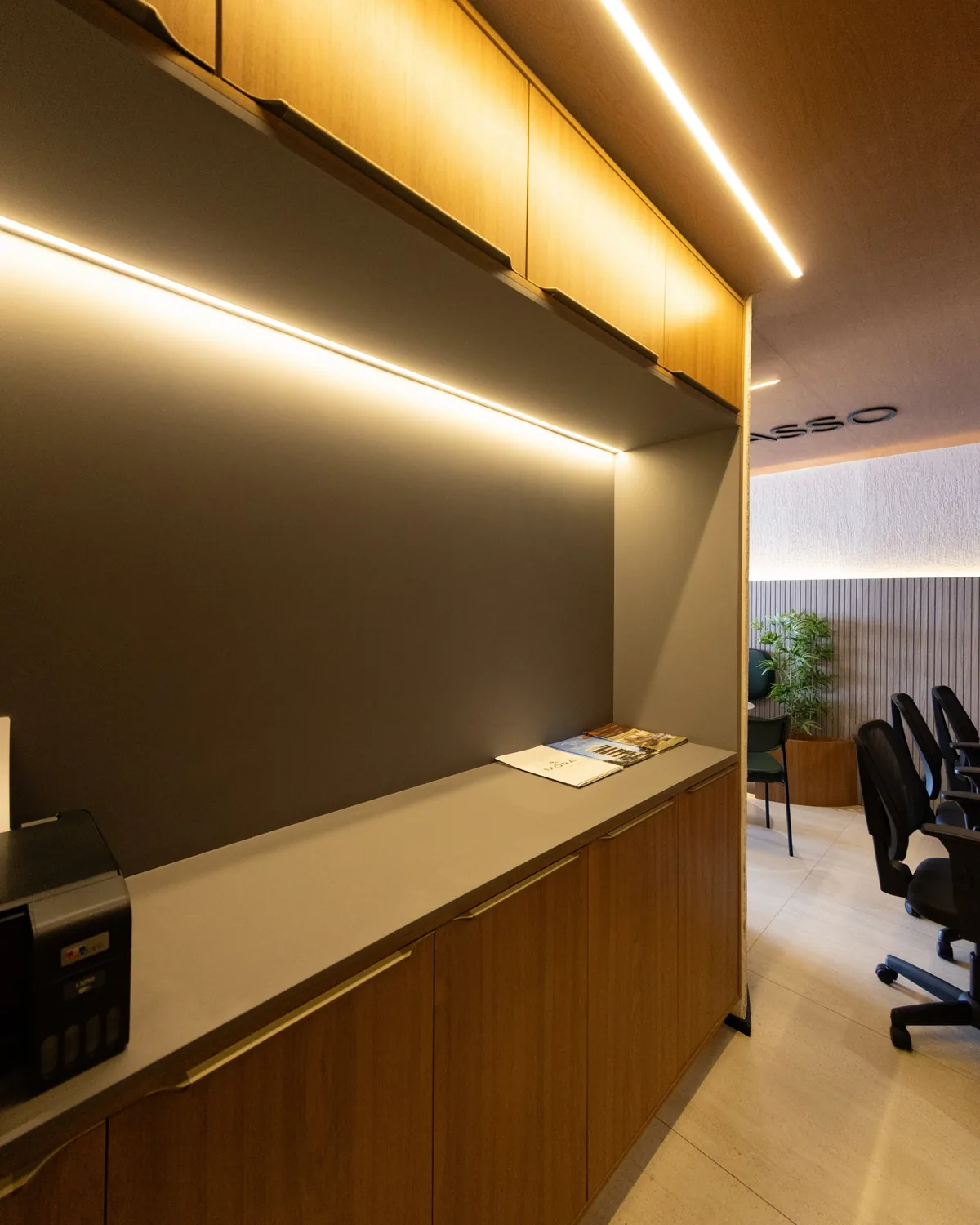 Sala comercial com marcenaria sob medida, bancada e iluminação embutida, projeto entregue pela Carve